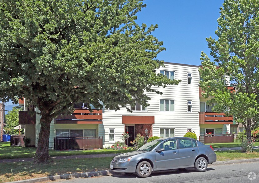35 E 16th Ave, Vancouver, BC à vendre - Photo de l’immeuble – Image 1 sur 2