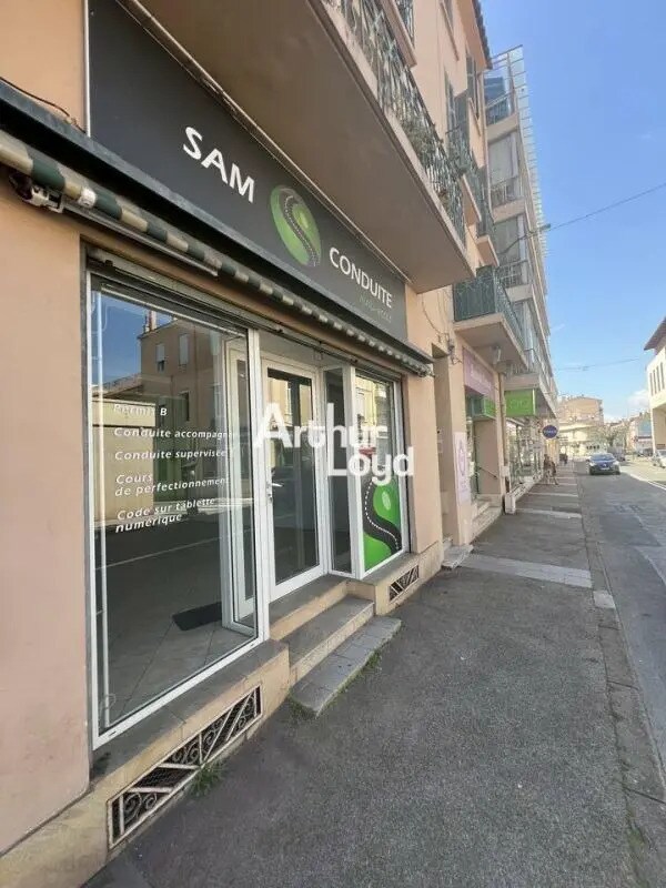 Local commercial dans Saint-Raphaël à louer Photo de l’immeuble– Image 1 sur 5