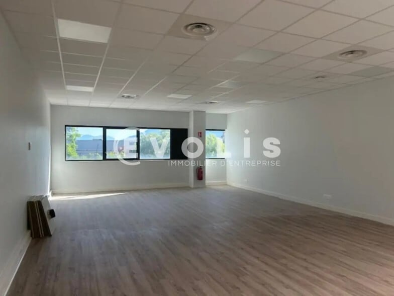 Local d’activités dans La Terrasse à louer - Photo intérieure – Image 2 sur 7