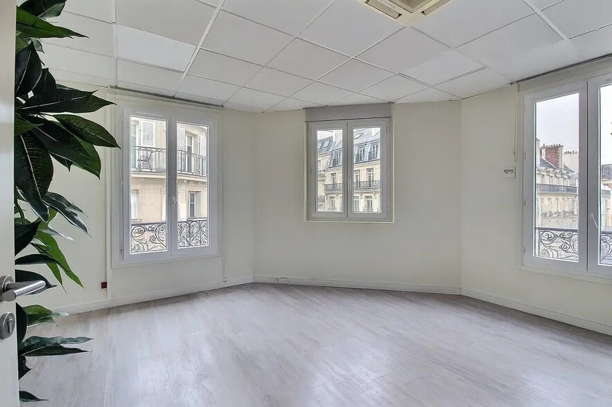 40 Rue De Châteaudun, Paris à louer - Photo de l’immeuble – Image 1 sur 8