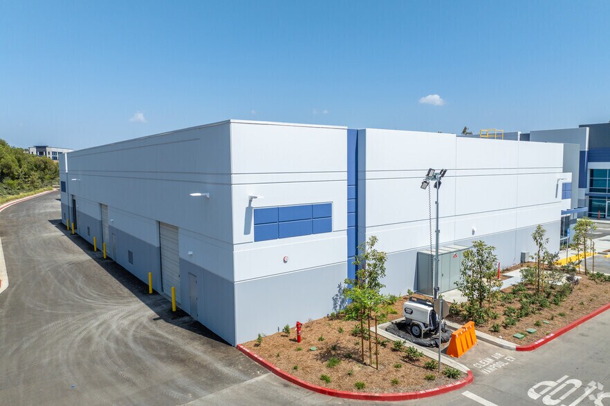 2408 Hook Dr, Simi Valley, CA à vendre - Photo de l’immeuble – Image 3 sur 5