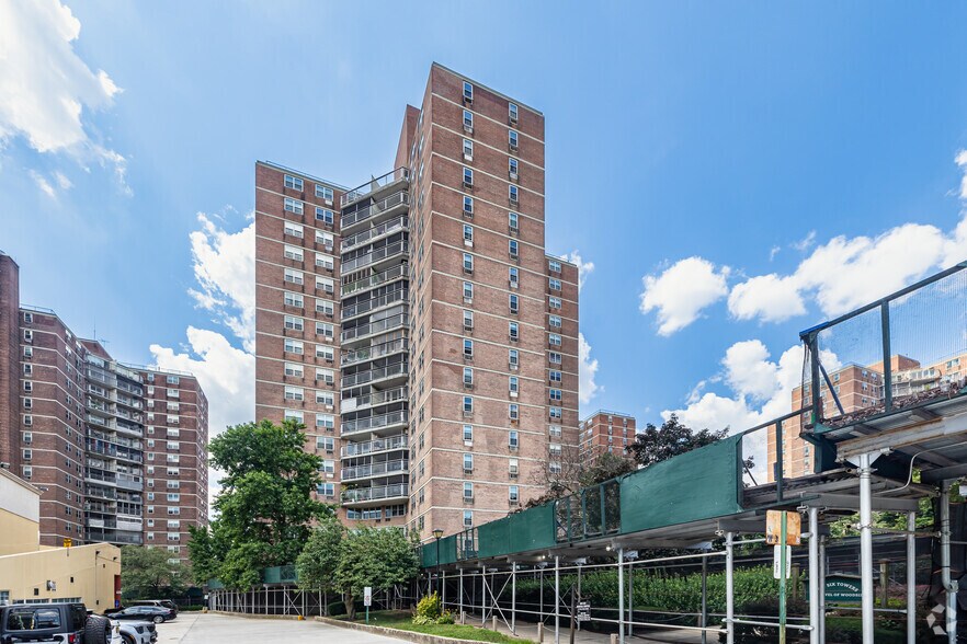 5910 Queens Blvd, Woodside, NY à louer - Photo de l’immeuble – Image 3 sur 26