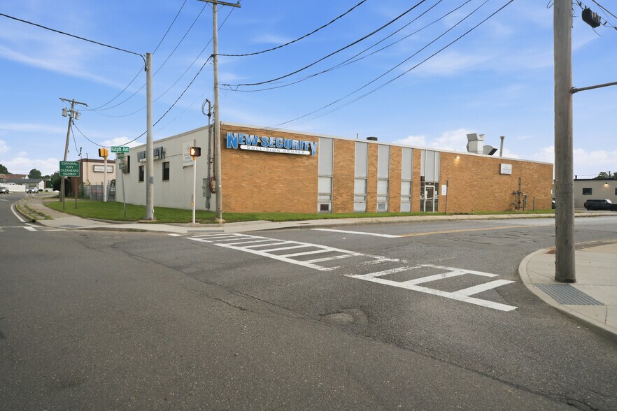 315 Ralph Ave, Copiague, NY à vendre - Photo de l’immeuble – Image 3 sur 46