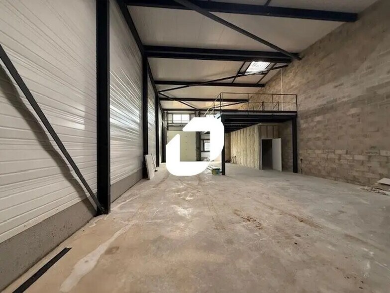 Local d’activités dans Ennery à louer - Photo de l’immeuble – Image 2 sur 16