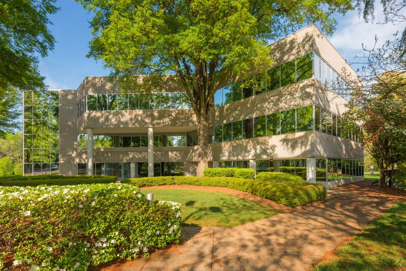 4501 Charlotte Park Dr, Charlotte, NC à louer - Photo de l’immeuble – Image 1 sur 4