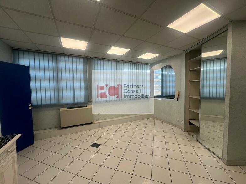 Bureau dans Nîmes à vendre - Photo intérieure – Image 1 sur 2