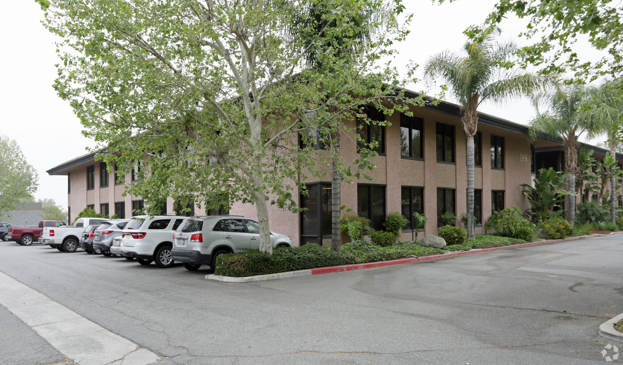 1918 Business Center Dr, San Bernardino, CA à louer Photo principale– Image 1 sur 8
