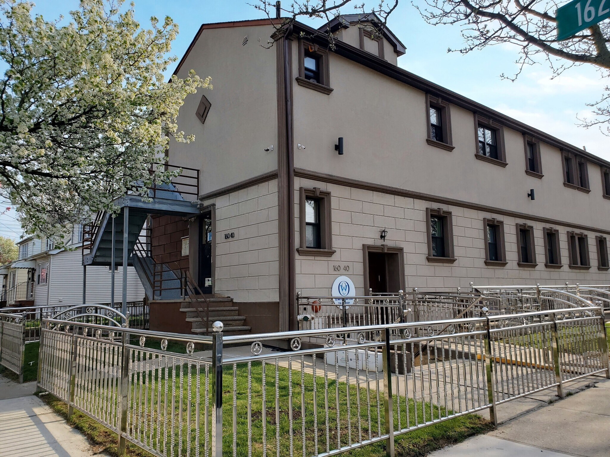 16040 78th Rd, Flushing, NY à louer Photo de l’immeuble– Image 1 sur 12