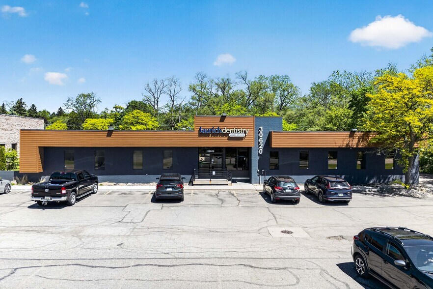 30620-30630 W Twelve Mile Rd, Farmington Hills, MI à louer - Photo de l’immeuble – Image 1 sur 5