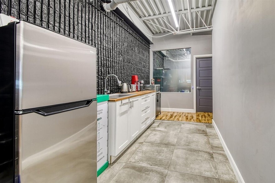 305B Boul Saint-Elzéar O, Laval, QC à louer - Photo intérieure – Image 3 sur 9