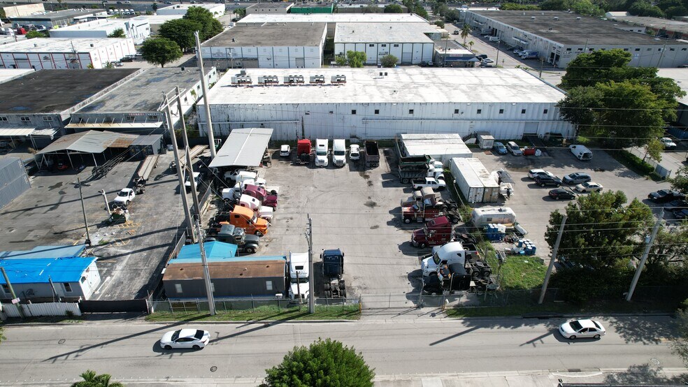 9803 NW 80th Ave, Hialeah, FL à vendre - Photo de l’immeuble – Image 2 sur 7
