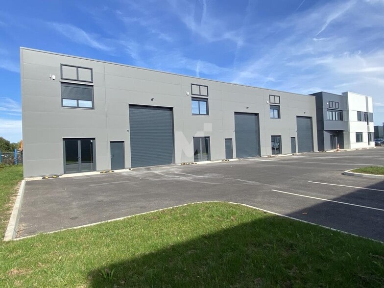 Bureau dans Saint-Pierre-du-Perray à vendre - Photo de l’immeuble – Image 3 sur 7