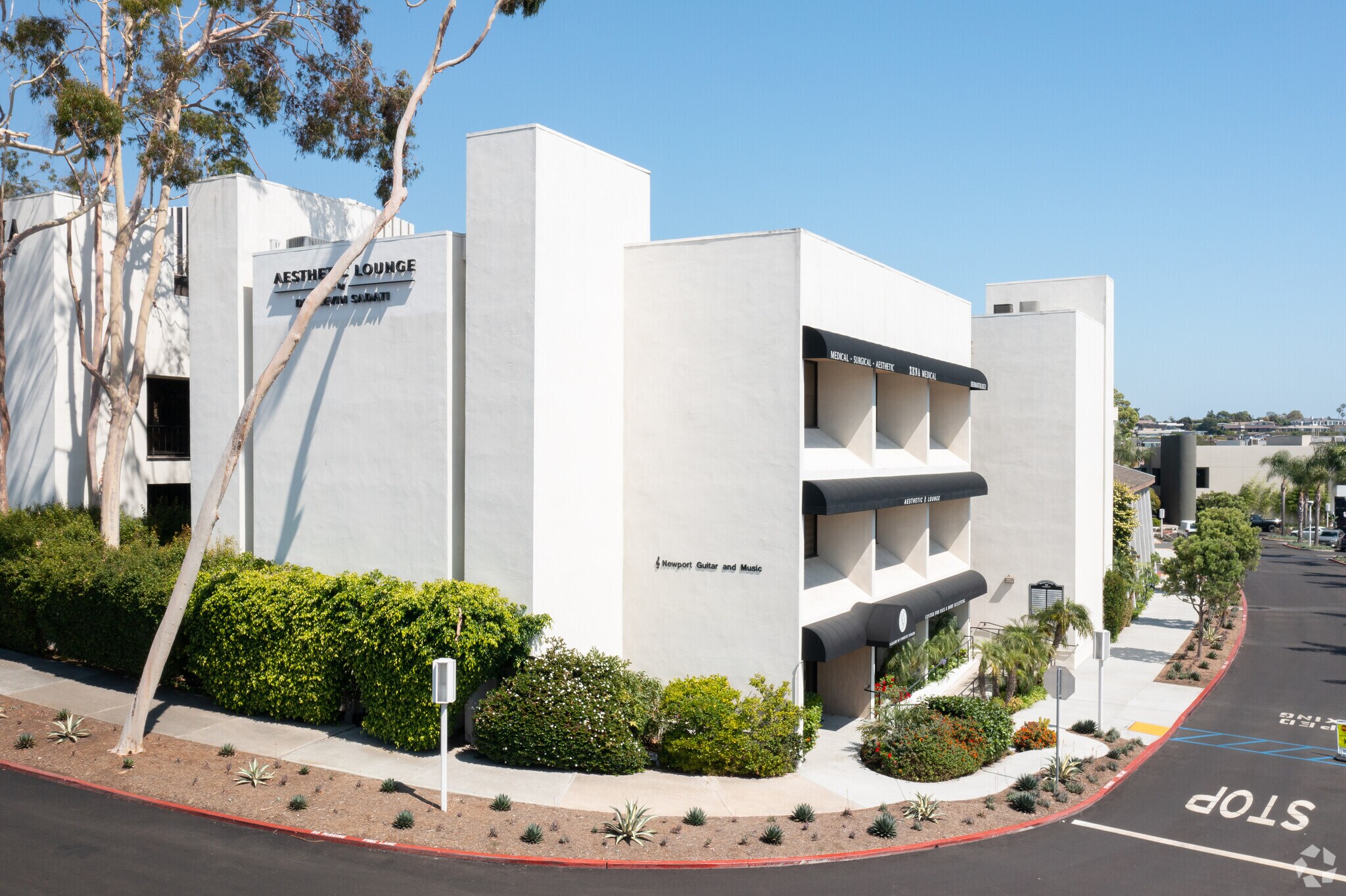 359 San Miguel Dr, Newport Beach, CA à louer Photo principale– Image 1 sur 8