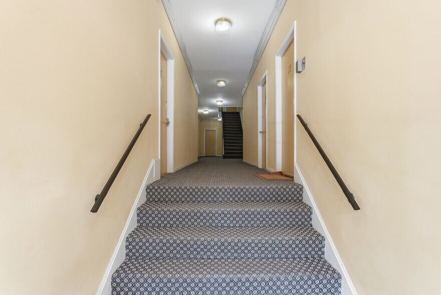 320 Constitution Ave NE, Washington, DC à vendre - Hall d’entrée – Image 3 sur 10