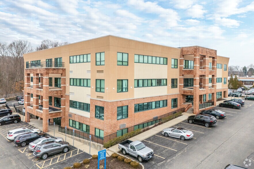 1526 Atwood Ave, Johnston, RI à louer - Photo de l’immeuble – Image 2 sur 16