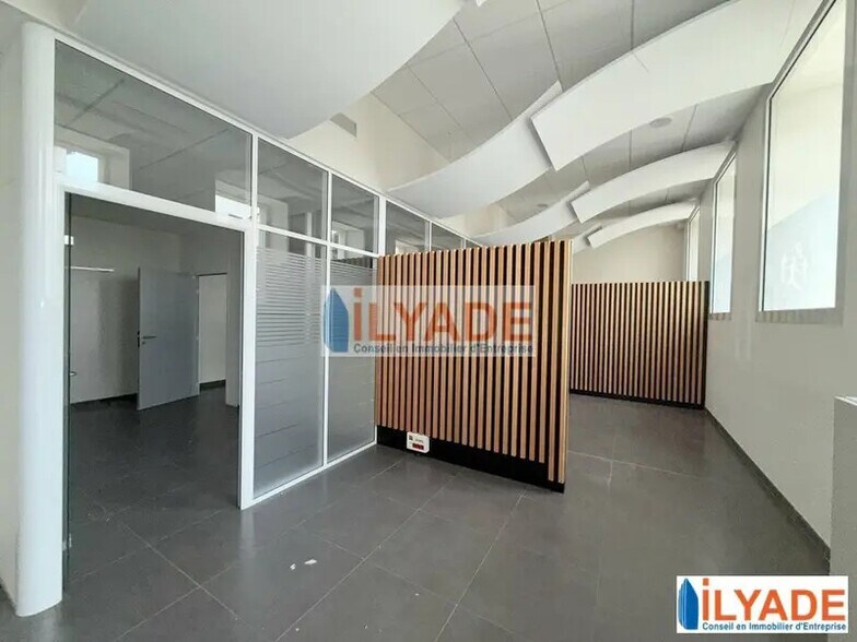 Bureaux/Local commercial dans La Ciotat à louer - Photo intérieure – Image 3 sur 12