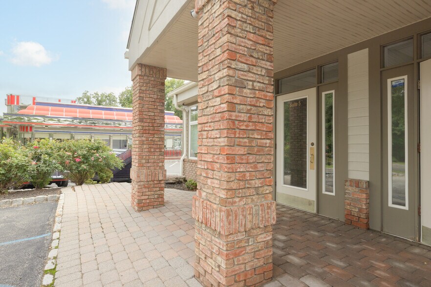 516 NY-303, Orangeburg, NY à louer - Photo de l’immeuble – Image 3 sur 34