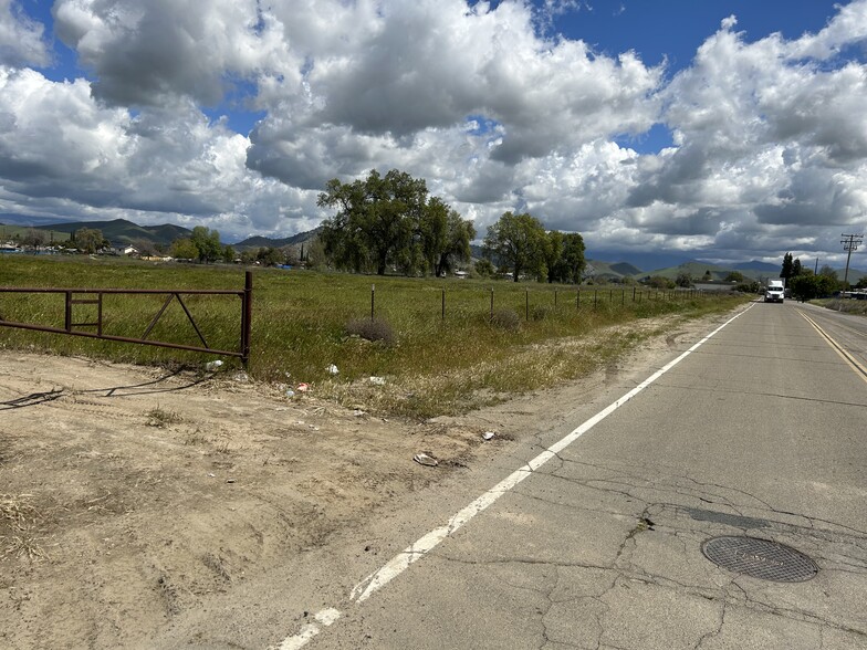 W. Springville Avenue, Porterville, CA à louer - Photo principale – Image 1 sur 3