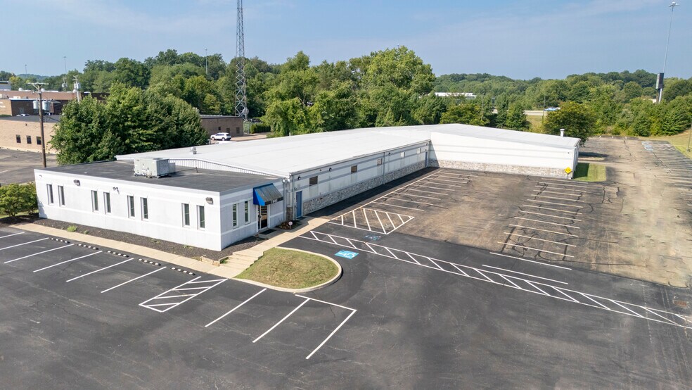 7801 NW Freedom Ave, North Canton, OH à louer - Photo de l’immeuble – Image 2 sur 13