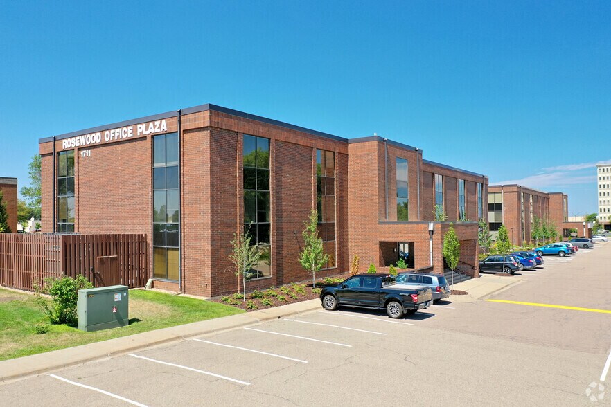 1711 W County Road B, Roseville, MN à vendre - Photo de l’immeuble – Image 1 sur 5