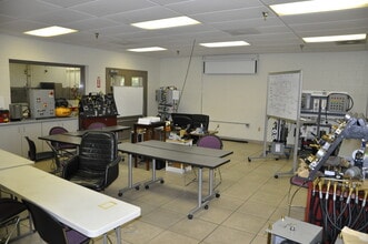 5825 Clyde Rhyne Dr, Sanford, NC à louer Photo intérieure– Image 2 sur 16