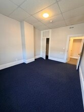 47-61 Langley Rd, Newton, MA à louer Photo intérieure– Image 1 sur 2