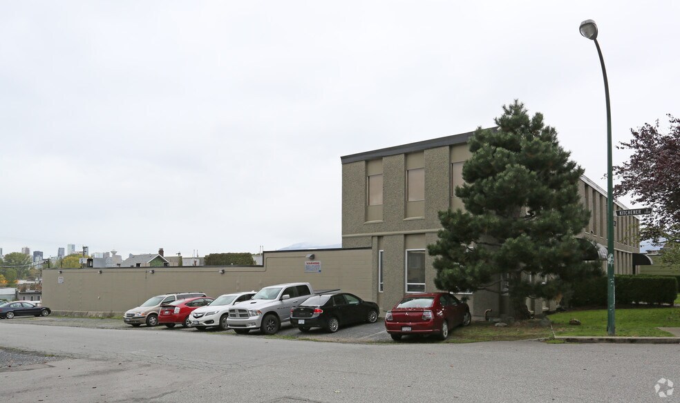 1363-1375 Mclean Dr, Vancouver, BC à louer - Photo de l’immeuble – Image 3 sur 8