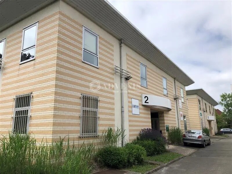 Bureau dans Voisins-le-Bretonneux à louer Photo de l’immeuble– Image 1 sur 8