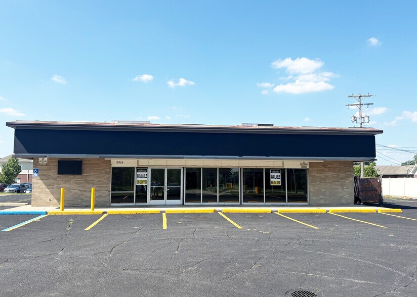 13805 Plumbrook Rd, Sterling Heights, MI à louer - Photo de l’immeuble – Image 2 sur 3