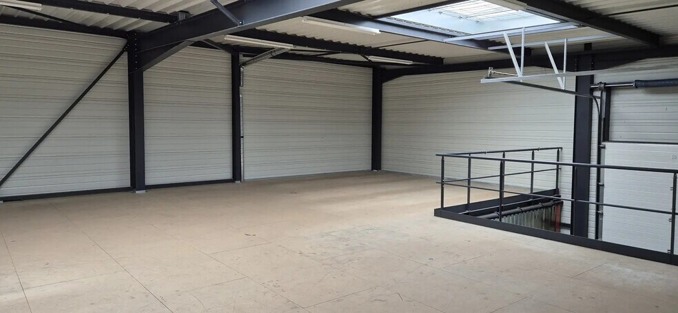 Local d’activités dans Vaulx-en-Velin à louer - Photo de l’immeuble – Image 3 sur 8