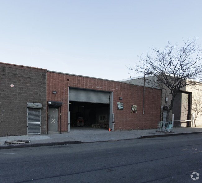 4 Building Greenpoint Industrial portefeuille de 4 biens à vendre sur LoopNet.fr - Photo principale – Image 2 sur 16