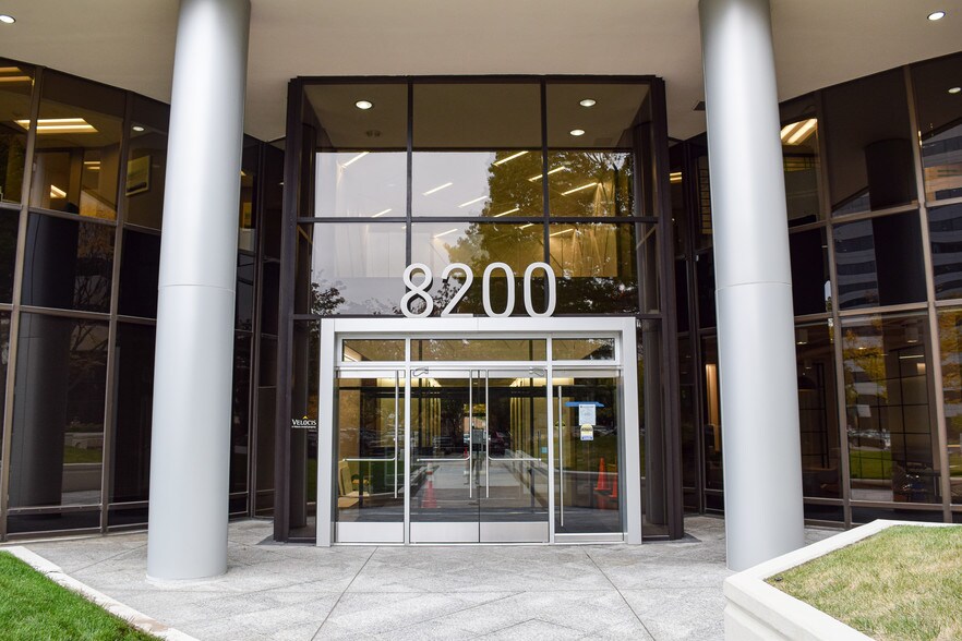 8200 Greensboro Dr, McLean, VA à louer - Photo de l’immeuble – Image 3 sur 16