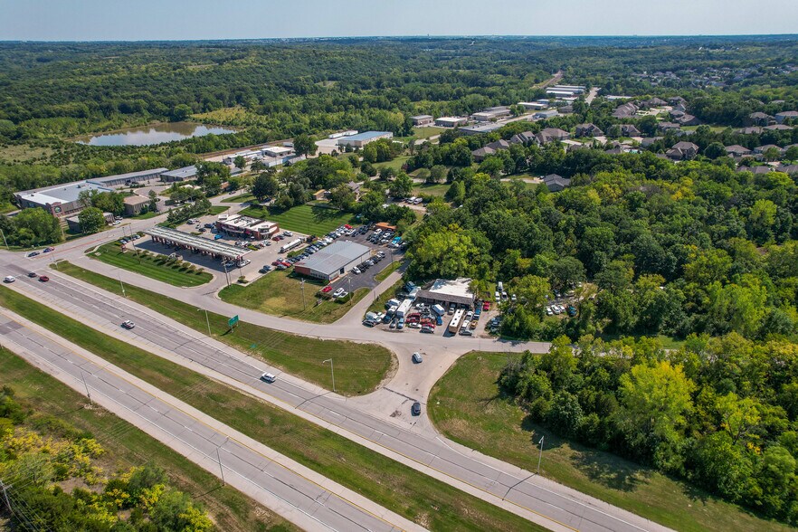 20707 Midland Dr, Shawnee, KS à vendre - Photo de l’immeuble – Image 3 sur 33