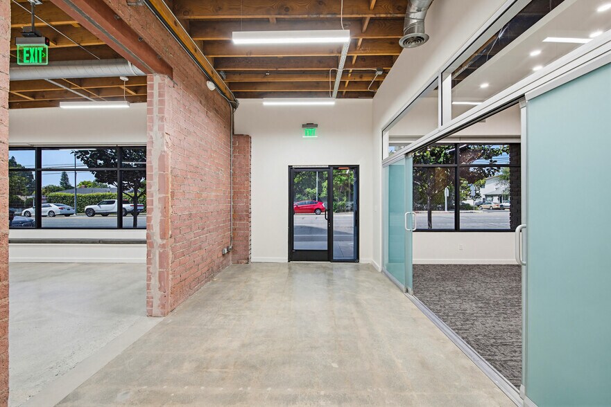 2558 Overland Ave, Los Angeles, CA à louer - Photo de l’immeuble – Image 2 sur 11