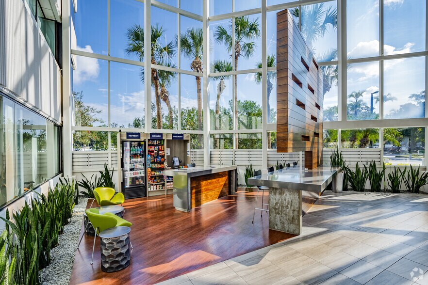 555 Winderley Pl, Maitland, FL à louer - Hall d’entrée – Image 3 sur 14