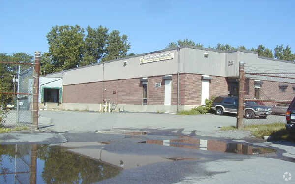 28 Sycamore Ave, Medford, MA à louer - Photo de l’immeuble – Image 3 sur 4