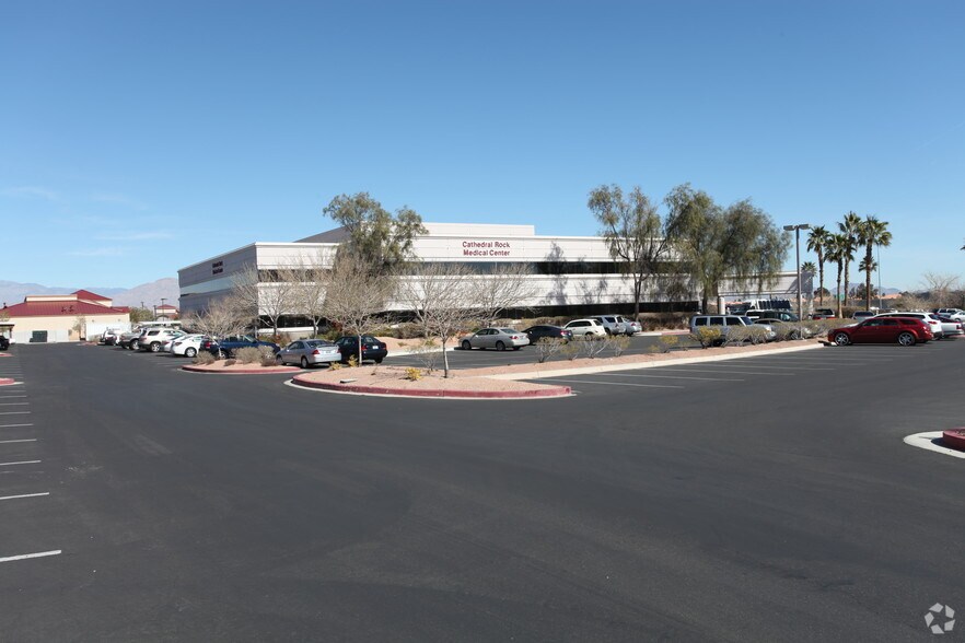7200 Cathedral Rock Dr, Las Vegas, NV à louer - Photo de l’immeuble – Image 2 sur 47