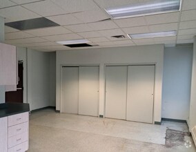 2479 Parkedale Ave W, Brockville, ON à louer Photo intérieure– Image 2 sur 10