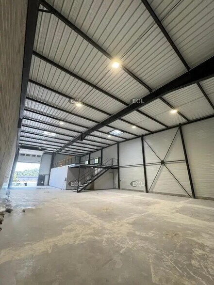 Local d’activités dans Gardanne à louer - Photo intérieure – Image 2 sur 3