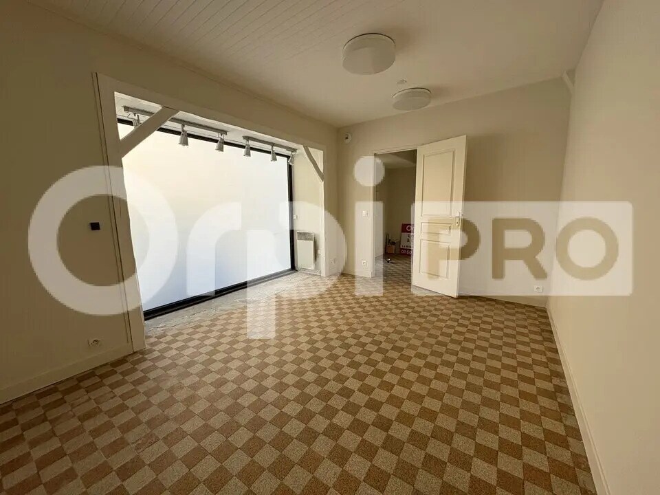 Local commercial dans Mandres-les-Roses à louer Photo de l’immeuble– Image 1 sur 6