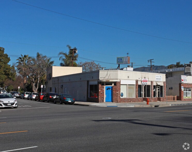 2221-2225 W Olive Ave, Burbank, CA à louer - Photo de l’immeuble – Image 3 sur 35