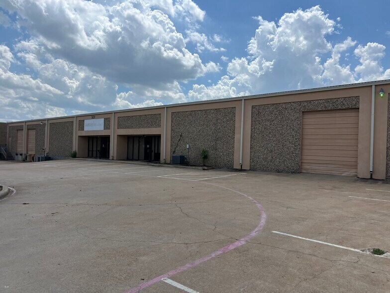 501 Industrial Dr, Richardson, TX à louer - Photo de l’immeuble – Image 3 sur 16
