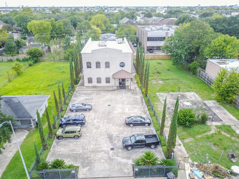 5905 Winsome Ln, Houston, TX à louer - Photo de l’immeuble – Image 1 sur 25