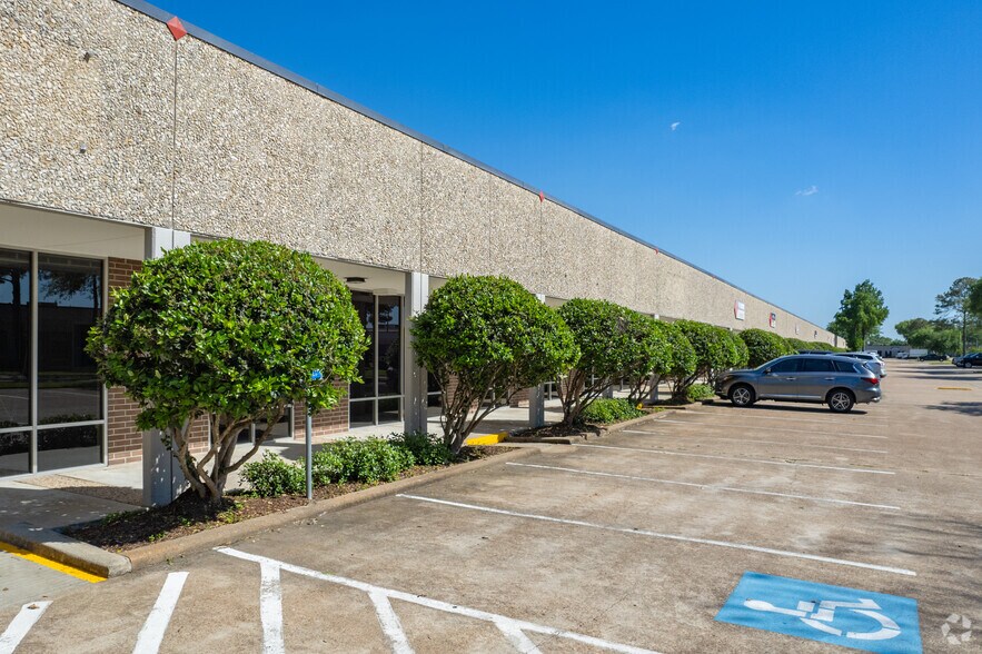 2501 Central Pky, Houston, TX à louer - Photo de l’immeuble – Image 3 sur 29