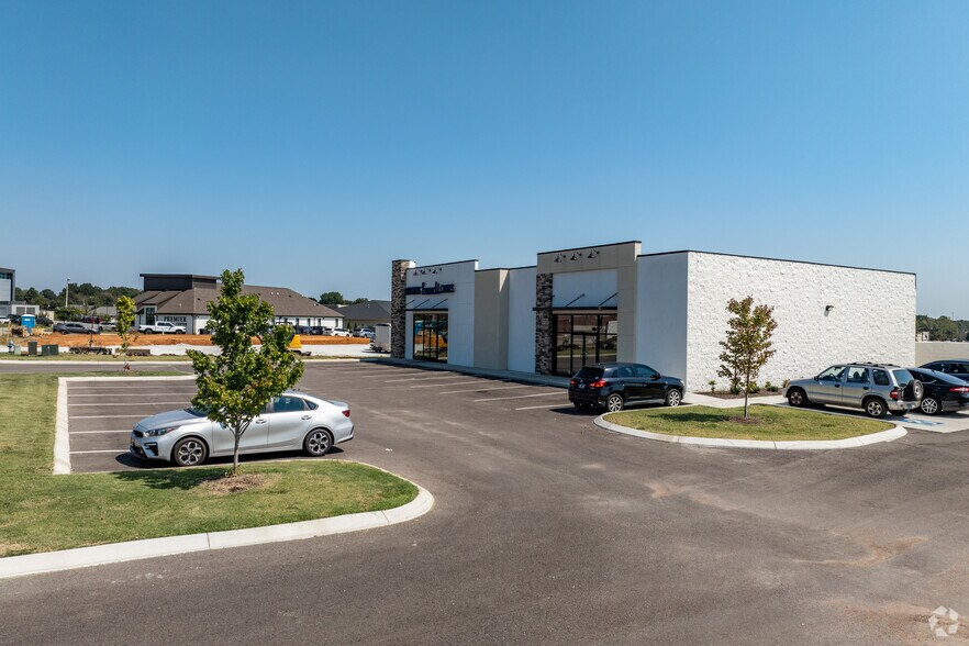 1373 Union University Dr, Jackson, TN à louer - Photo de l’immeuble – Image 2 sur 17