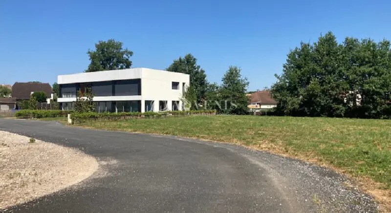 Bureau dans Saint-Pantaléon-de-Larche à louer Photo de l’immeuble– Image 1 sur 8