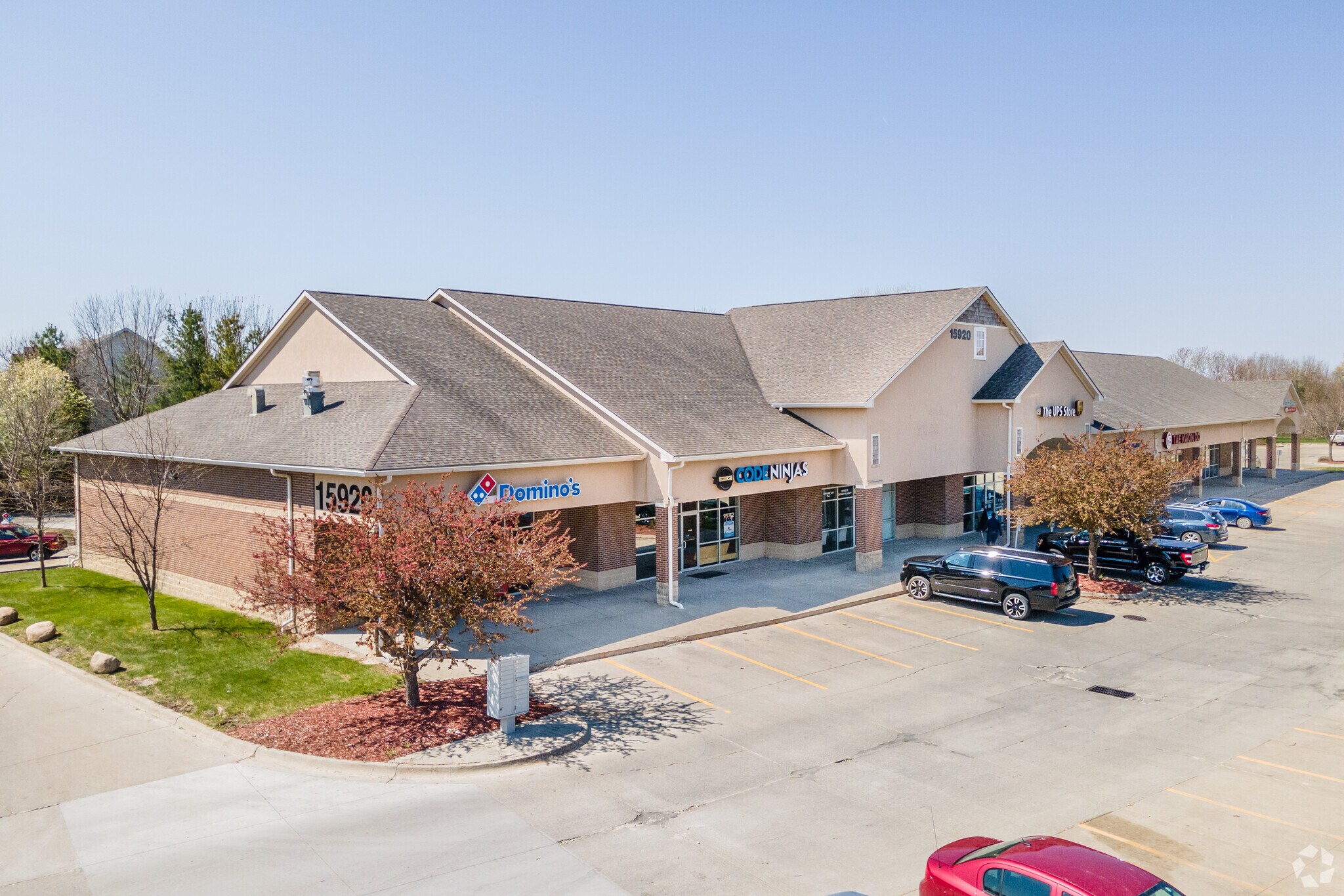15920 Hickman Rd, Clive, IA à louer Photo principale– Image 1 sur 11