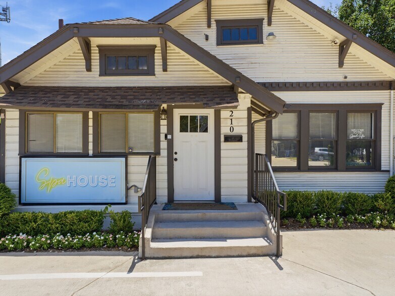 210 W Pembroke Ave, Dallas, TX à louer - Photo de l’immeuble – Image 3 sur 21