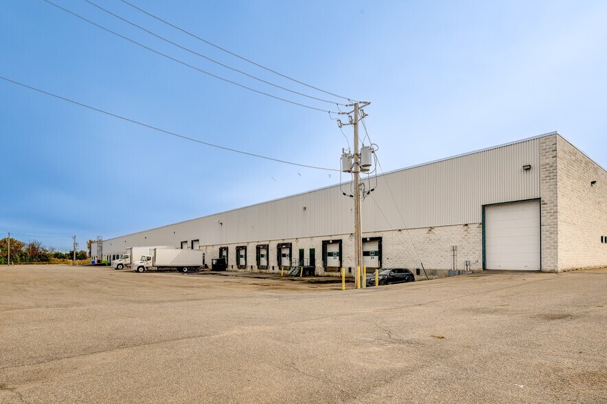 155-245 Av Avro, Pointe-claire, QC à louer - Photo de l’immeuble – Image 2 sur 13