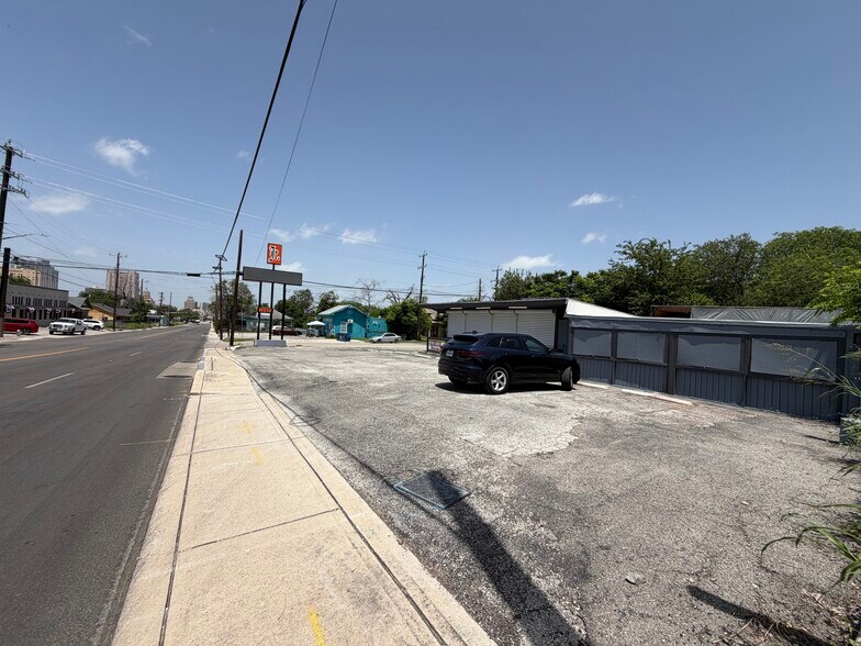1701 E Houston St, San Antonio, TX à louer - Photo de l’immeuble – Image 2 sur 12